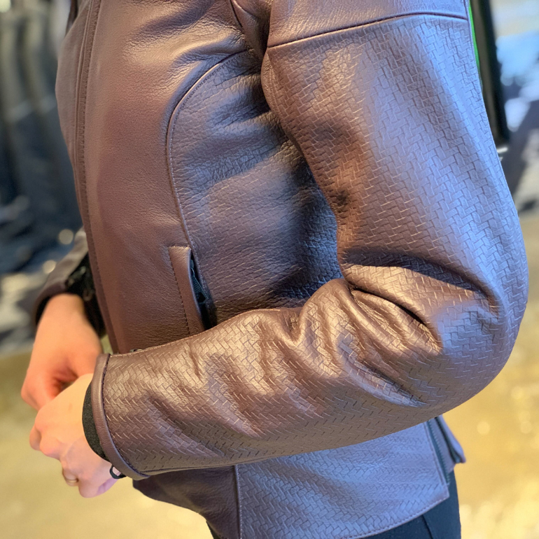 街にもバイクにも馴染むレディースレザージャケット『ITINERE』の魅力
